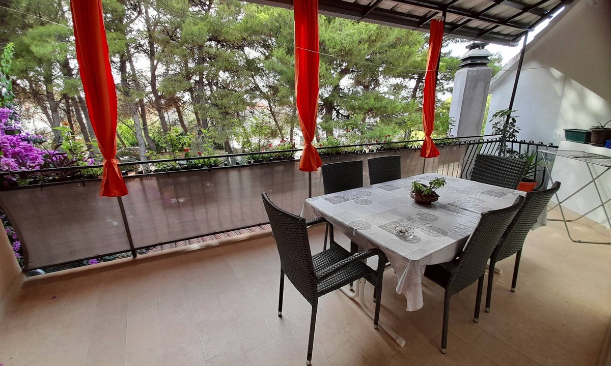 Mirce Apartment | Two bedroom apartment with terrace Mirca, Brač (A-2886-b)