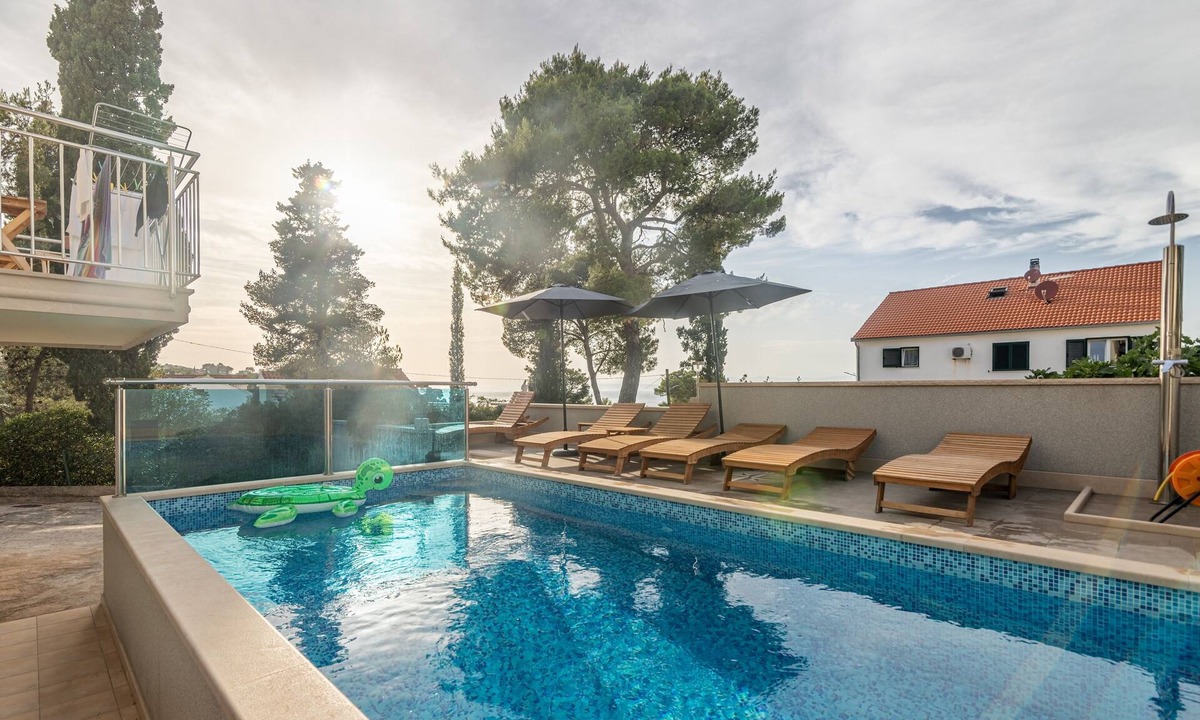 Sutivan Apartment | Two bedroom apartment with air-conditioning Sutivan, Brač (A-15665-b)