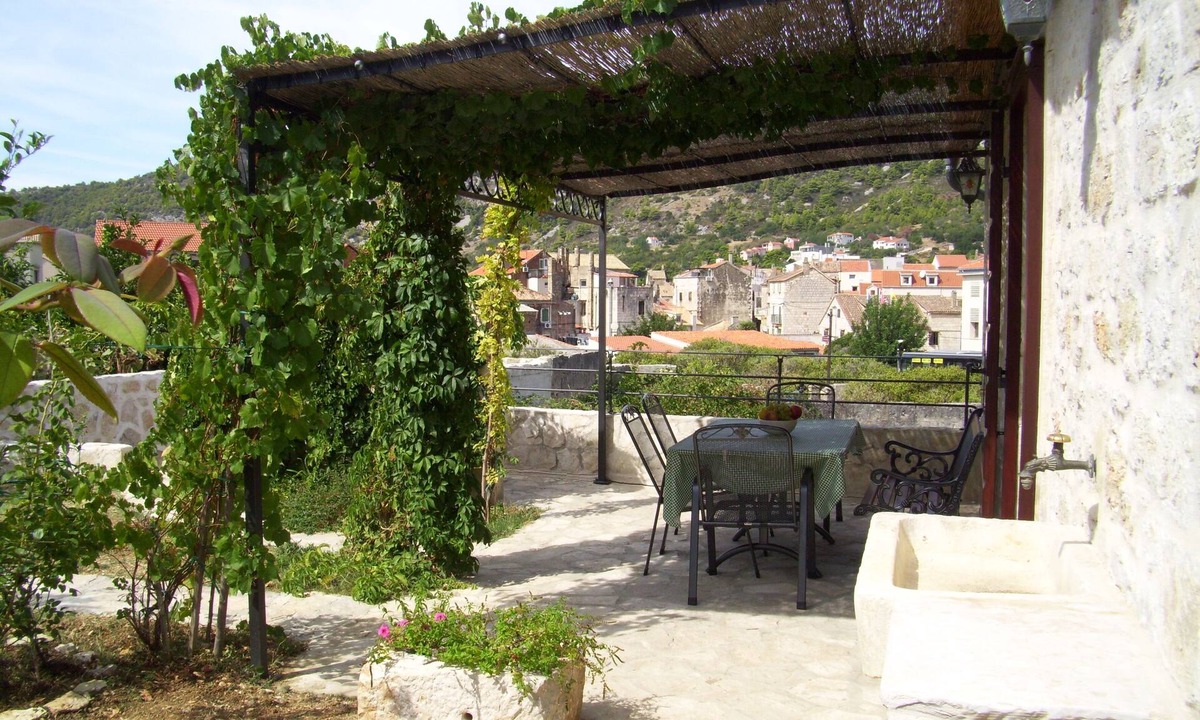 Komiza Apartment | Two bedroom apartment with terrace Komiža (Vis) (A-9247-a)