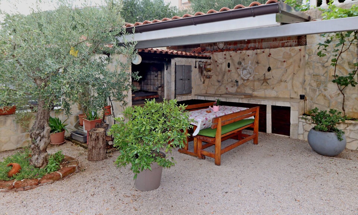 Kornic Apartment | Two bedroom apartment with terrace Kornić (Krk) (A-415-b)