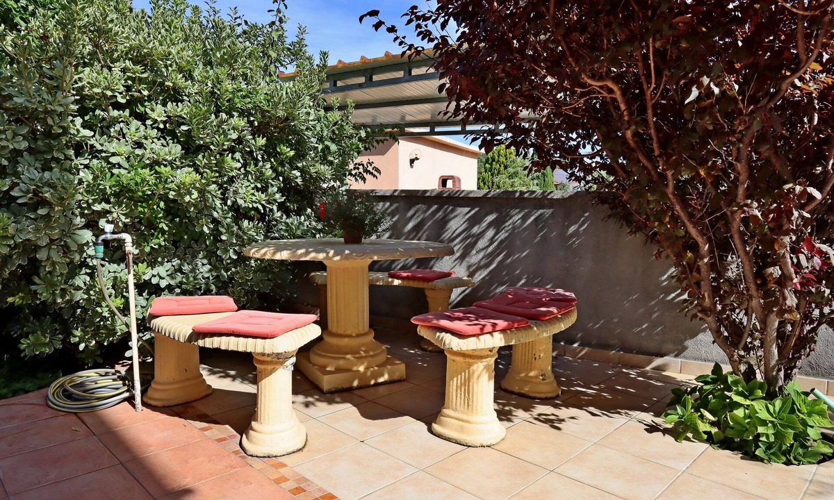Lopar Apartment | Two bedroom apartment with terrace and sea view Lopar, Rab (A-21808-a)