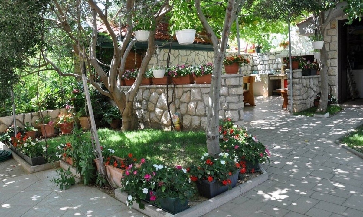 Lopar Apartment | Two bedroom apartment with balcony and sea view Lopar, Rab (A-23747-b)