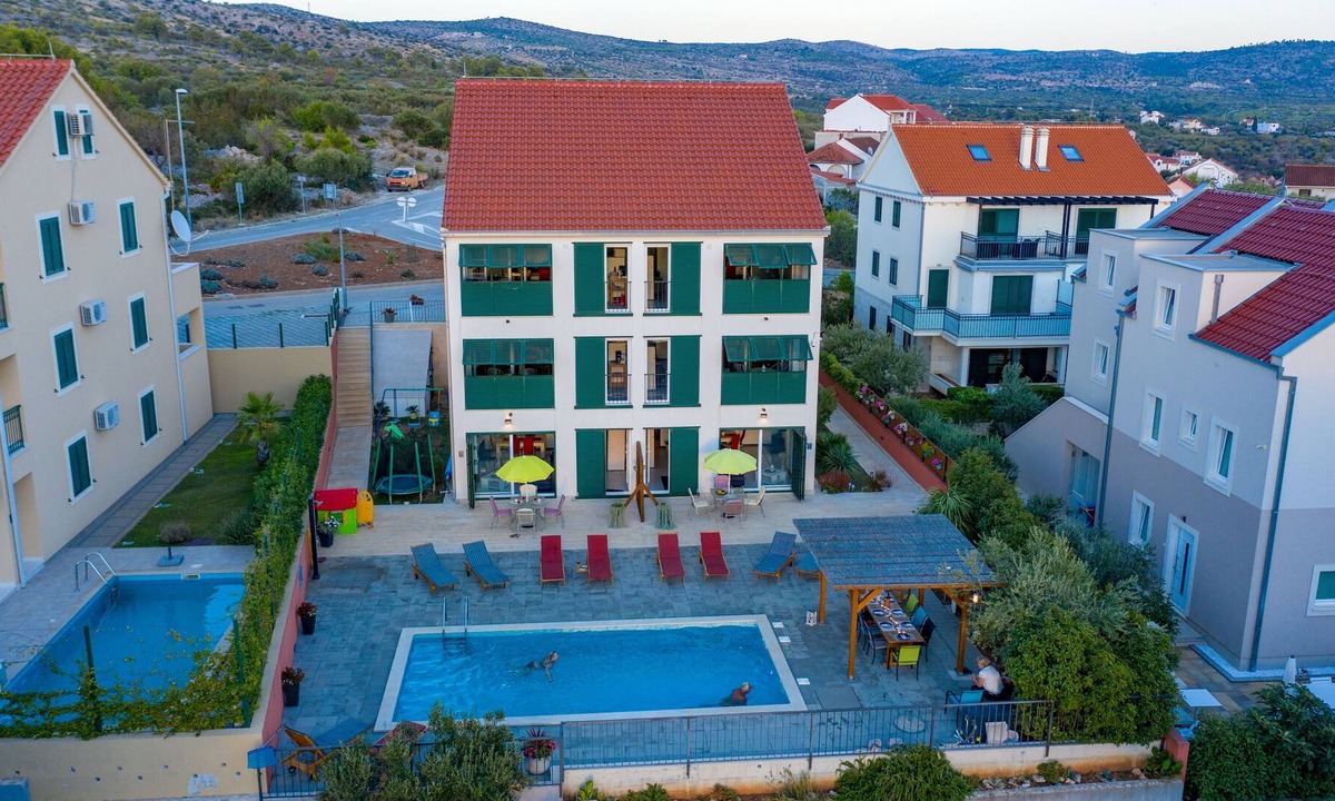 Cove Makarac (Milna) Apartment | Two bedroom apartment with balcony and sea view Milna, Brač (A-21179-b)