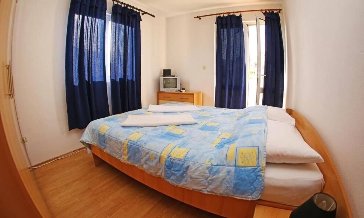 Krizna luka Apartment | Two bedroom apartment with balcony Hvar (A-25301-b)