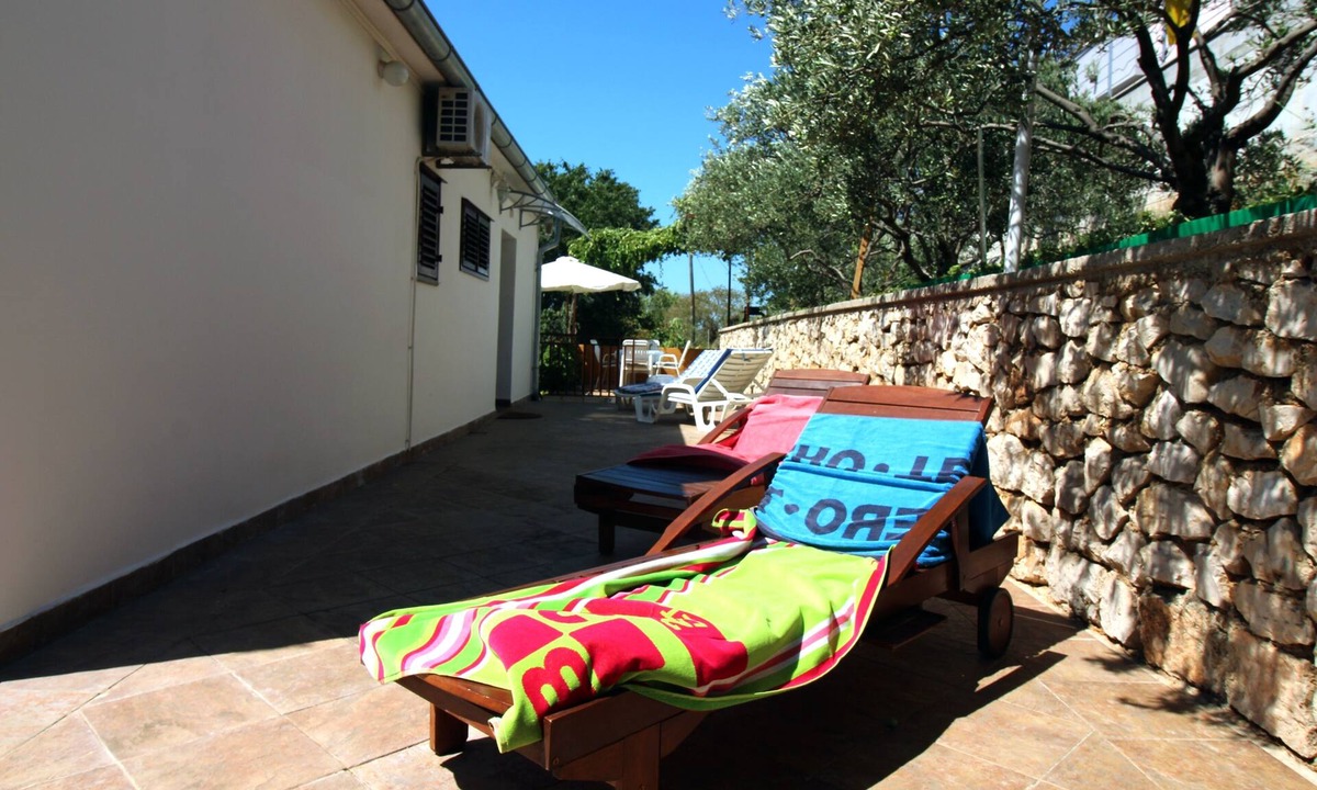 Tijesno Apartment | Two bedroom apartment with terrace and sea view Tisno (Murter) (A-5136-a)