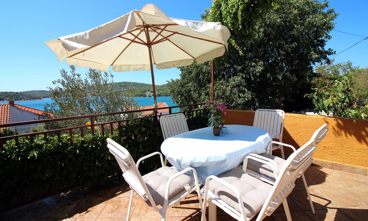 Tijesno Apartment | Two bedroom apartment with terrace and sea view Tisno (Murter) (A-5136-b)