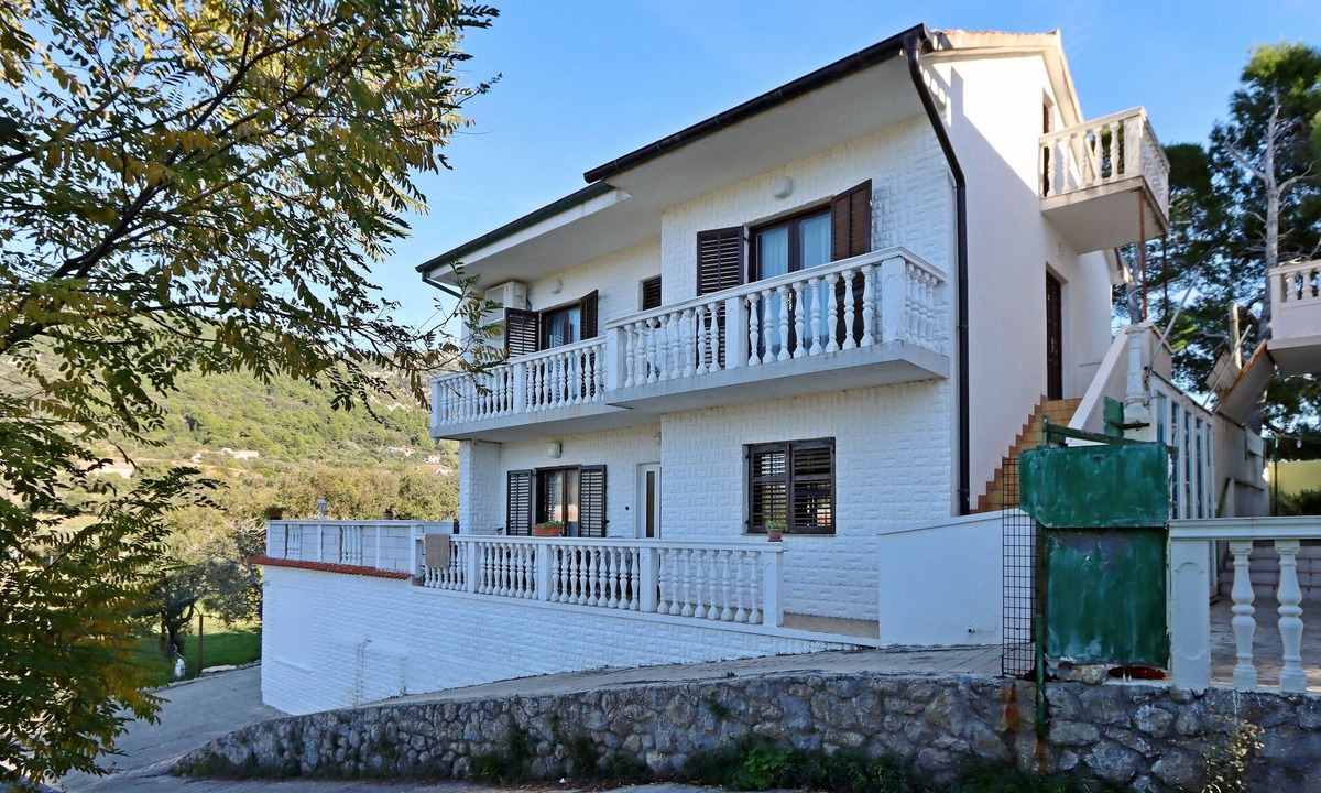 Mundanije Apartment | Two bedroom apartment with balcony Banjol, Rab (A-16082-a)