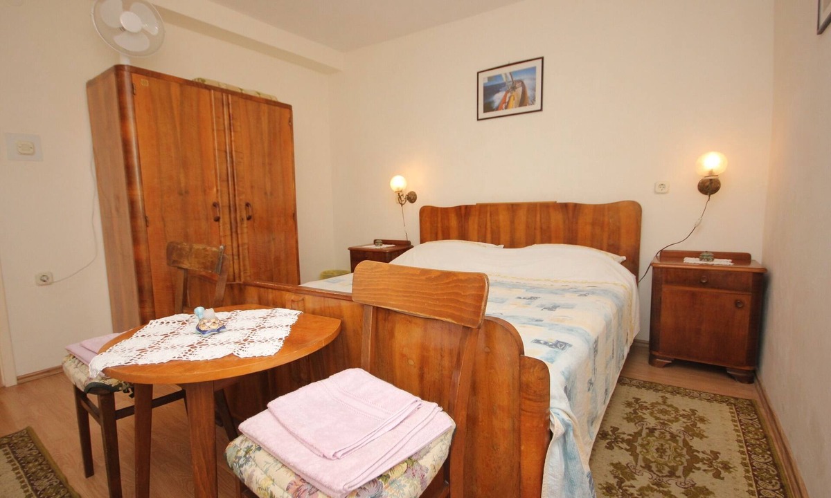 Cove Rogacic Apartment | Two bedroom apartment with balcony Vis (A-2477-a)