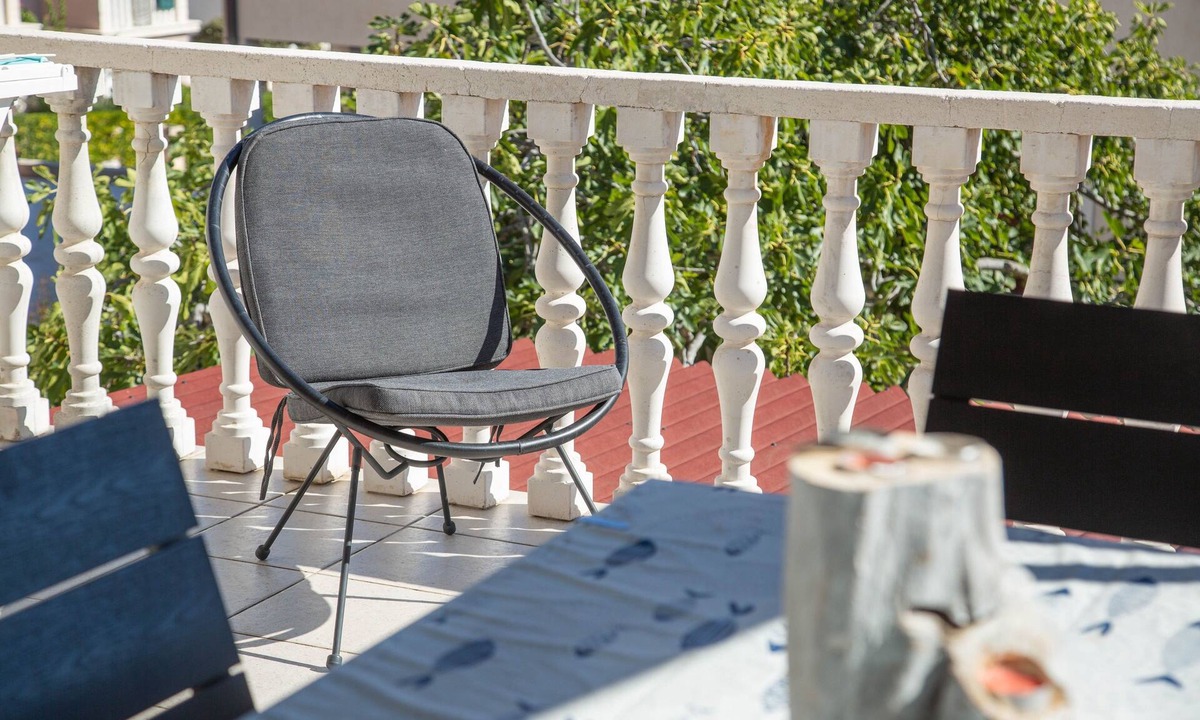 Milna Apartment | Two bedroom apartment with terrace and sea view Milna, Vis (A-8895-b)