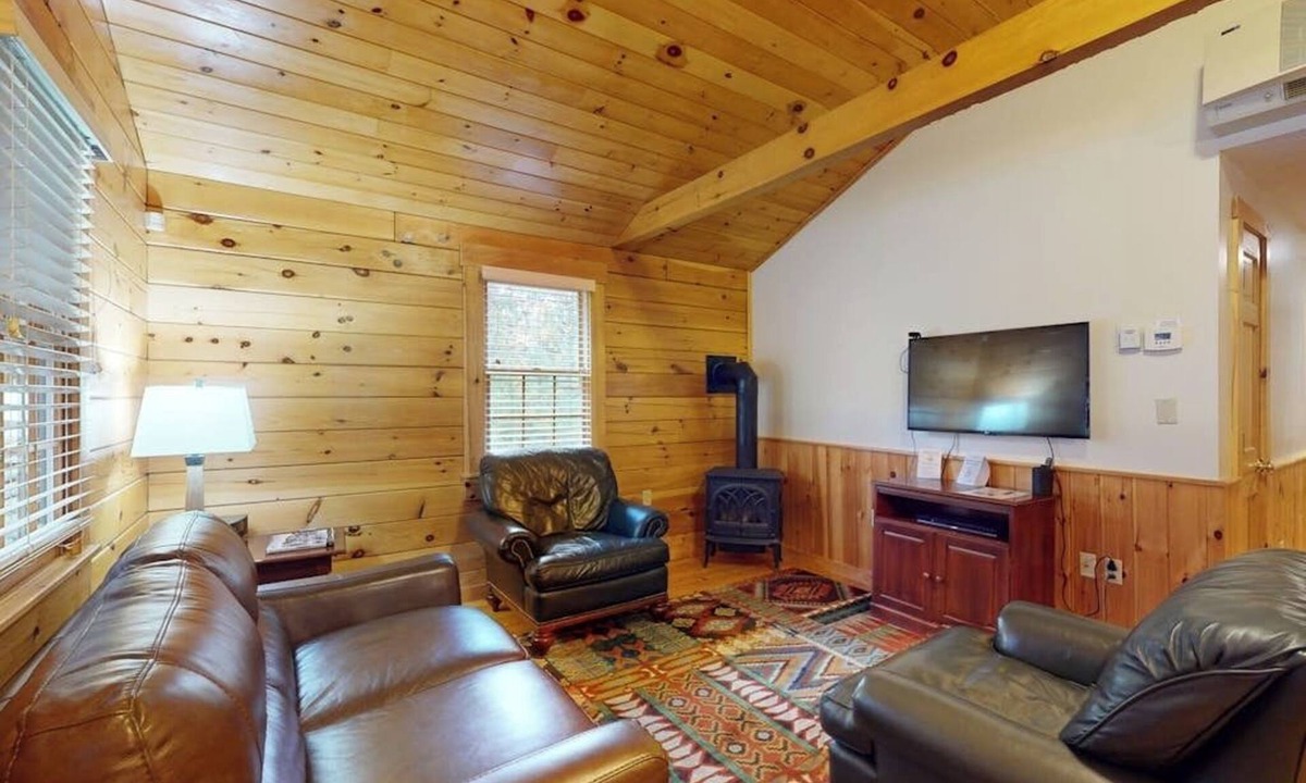 Northport Cabin | Two-bedroom dog-friendly cabin with firepit, gym & trails for your next escape