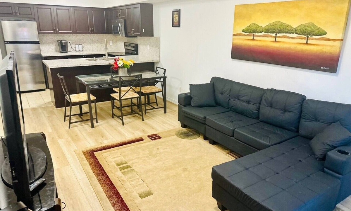 Oakville House | Two bedroom Dundas and Trafalgar