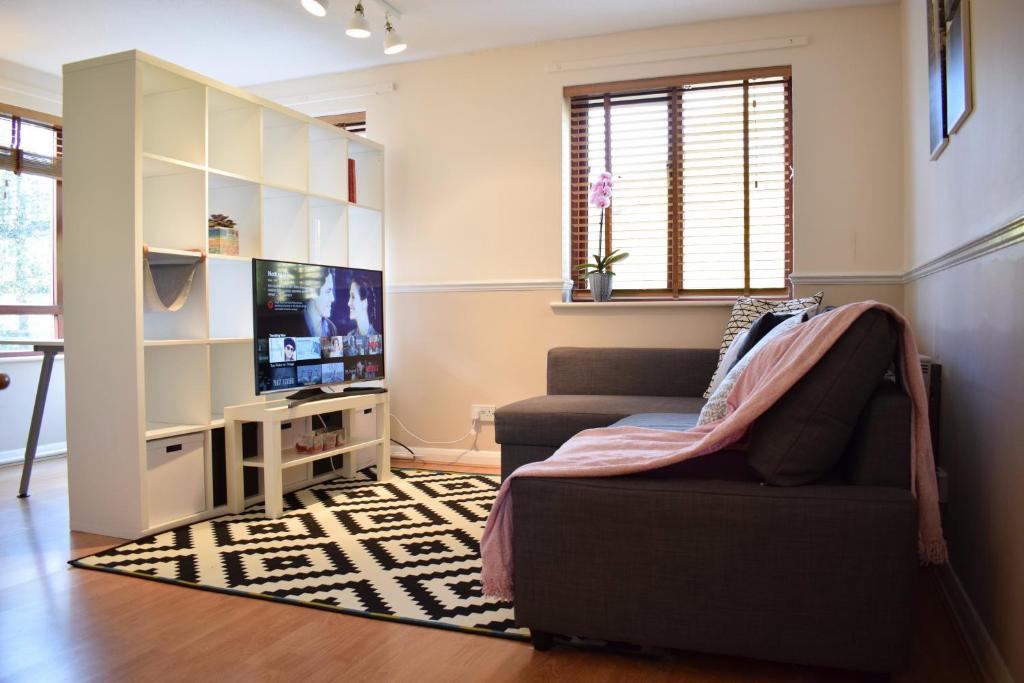 Rotherhithe Apartment | Two Bedroom Flat in Canada Water Sleeps 6