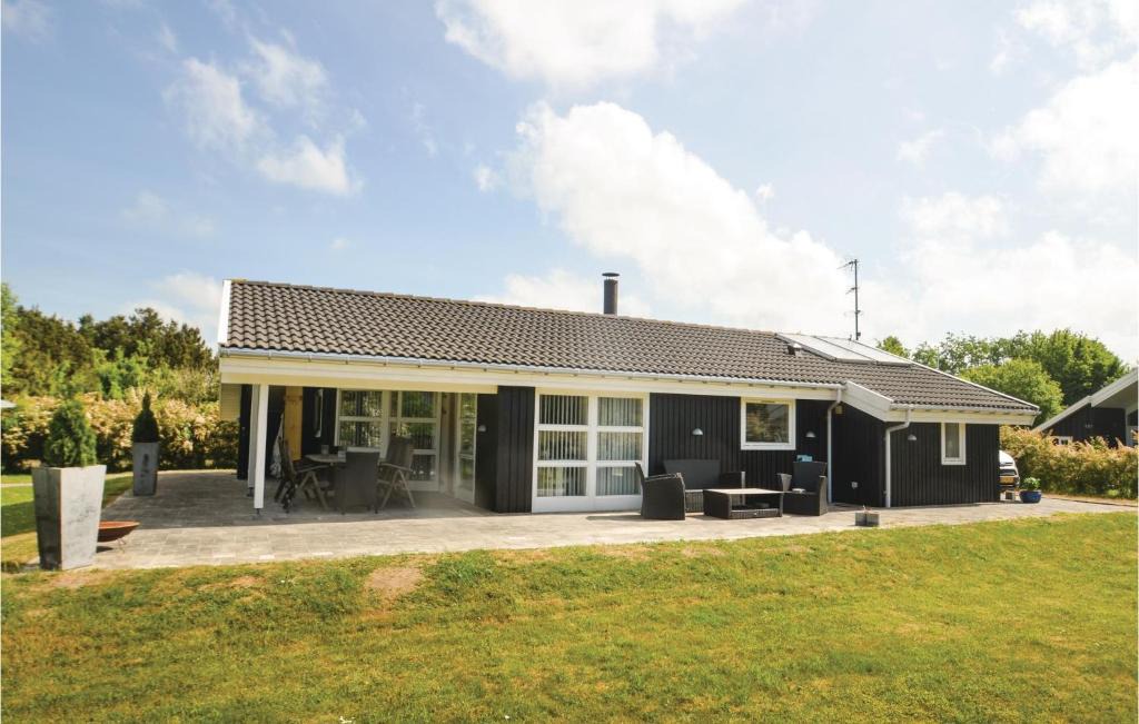 Knubbeløkke House | Two-Bedroom Holiday Home in Nakskov