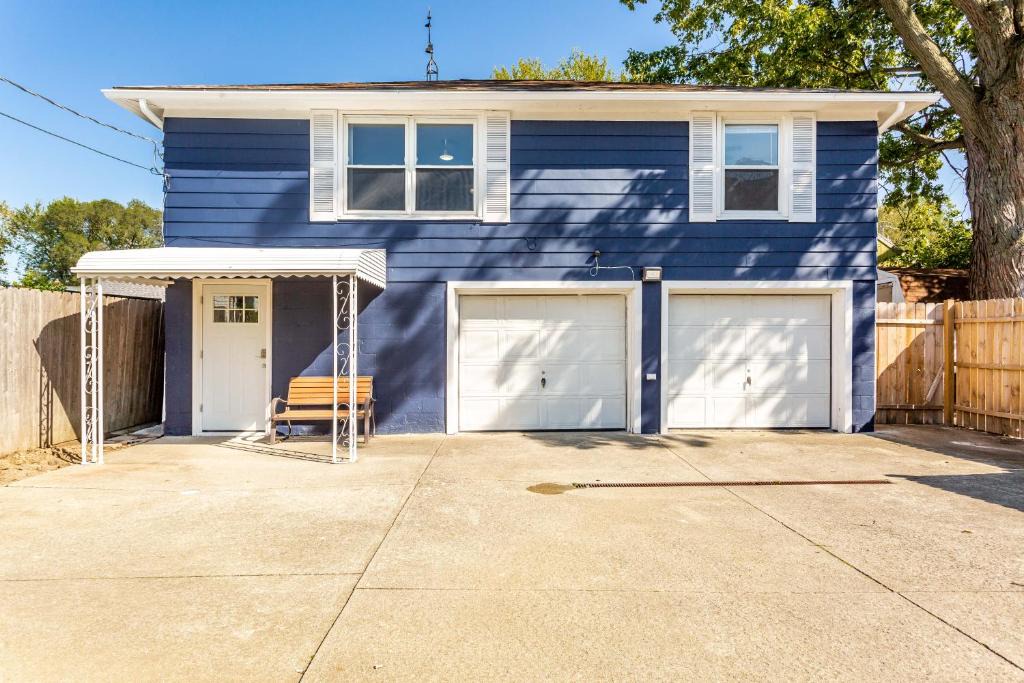 Lorain Apartment | TWO BEDROOM HOUSE WITH FREE PARKING