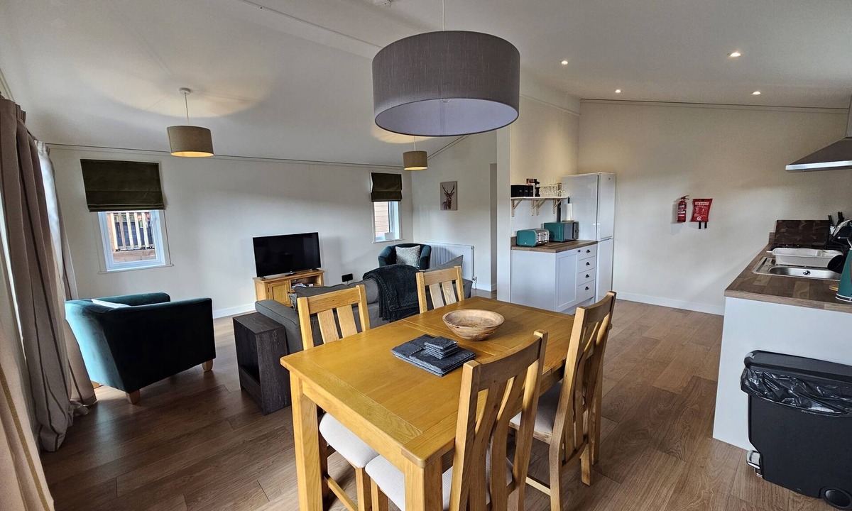 Liskeard Apartment | Two Bedroom Lodge - Meadow - With Balcony