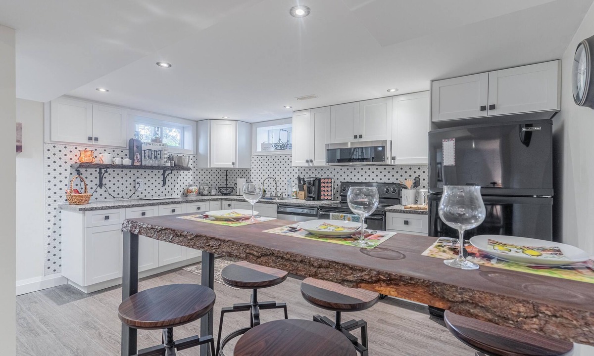 Brantford Apartment | Two Bedroom Lower Unit With 500 Mbps WiFi, Parking & Self-check in