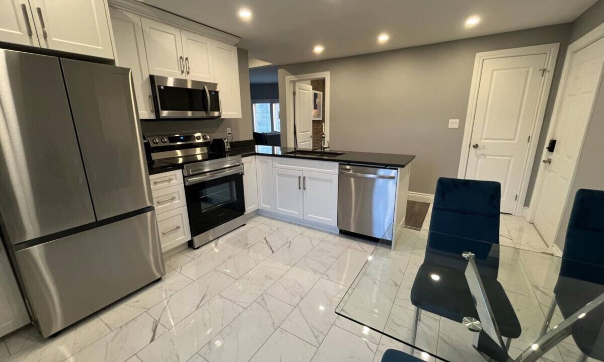 East Windsor Bed & Breakfast | Two Bedroom Luxury apartment in Walkerville.