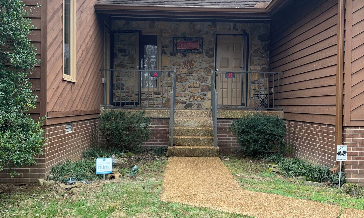 Hendersonville Apartment | Two Bedroom Two Bath duplex apartment on quiet 1 1/3 quiet acres. See the deer!