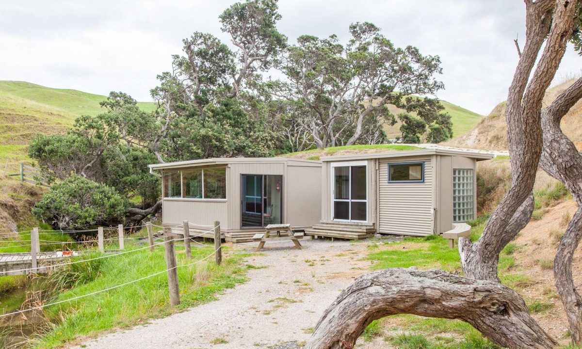 Taiharuru House | Two-cabin complex at private beach with 3 bedroom house