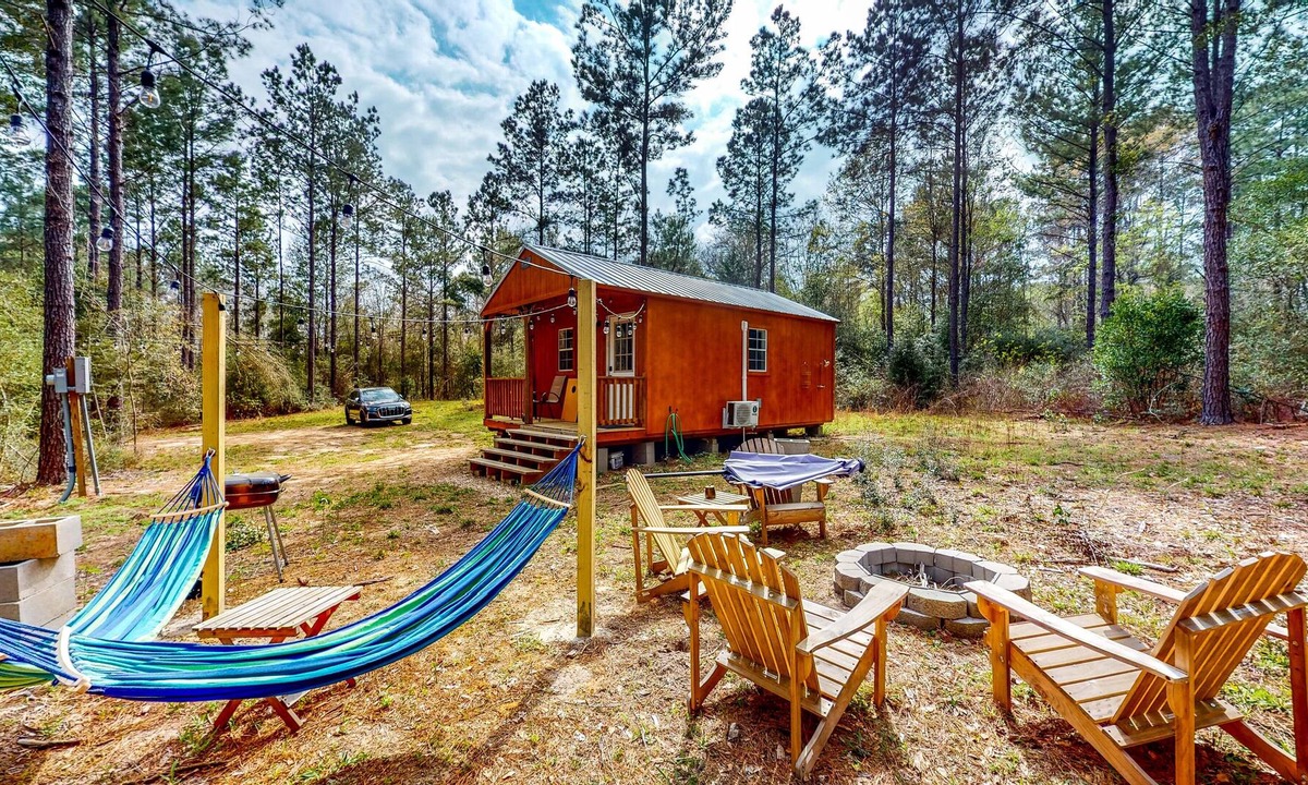 Colmesneil Cabin | Two Cabins Near Lakes w/ Firepit & Outdoor Showers