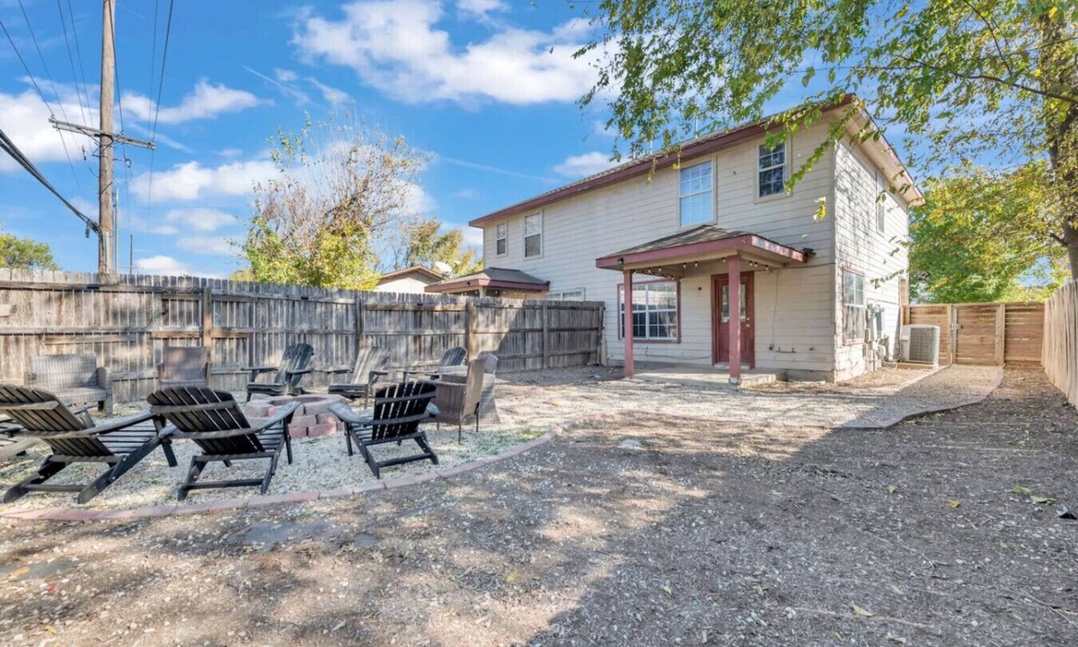Franklin Park House | TWO Cozy Homes Prime Austin| Sleeps 12|