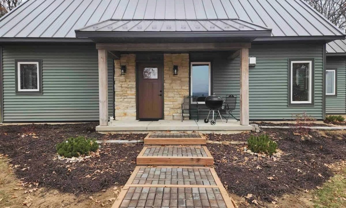 Lyndon Station Cabin | Two Crows Cabin Summa