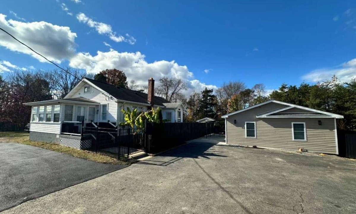 Centreville House | Two homes 1 price near Dulles sleeps 16 w/parking
