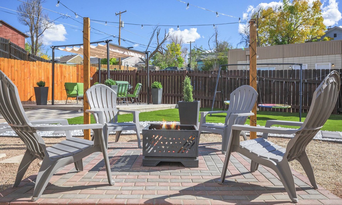 Casper House | TWO homes! Sleeps 8 adults - 4beds/2bath, Backyard Oasis, Fire Pit, Grill