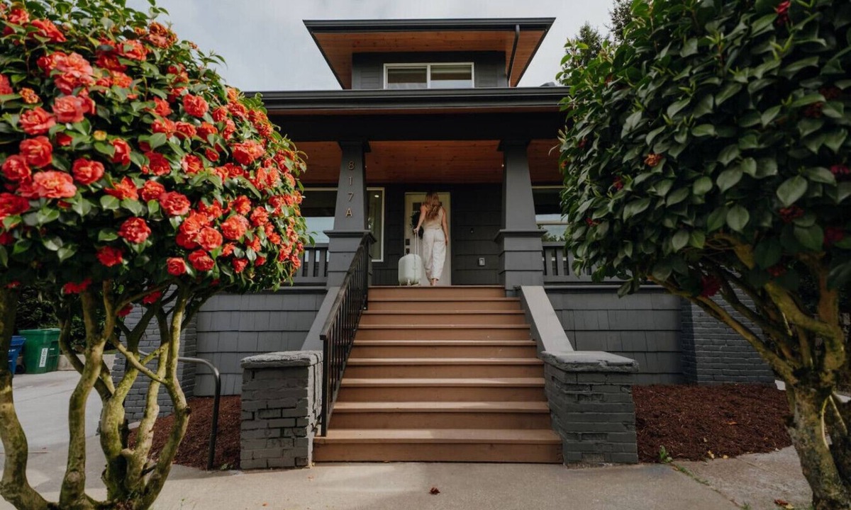 Seattle House | Two Homes Under One Roof · Sleeps 14 · 4 Parking