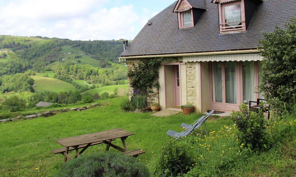 Lies House | Two independent mountain lodgings (7pers) and meditation workshop.