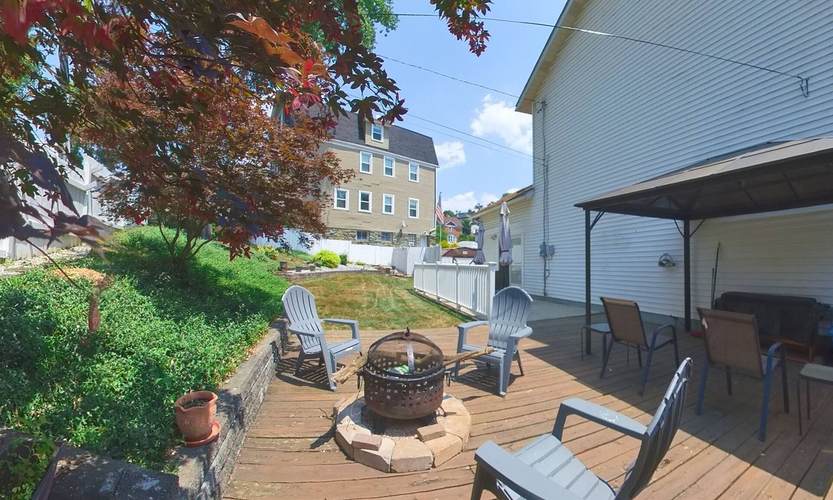 Crafton House | Two KING beds! Lots of off-street parking! Close to downtown! Pet friendly!