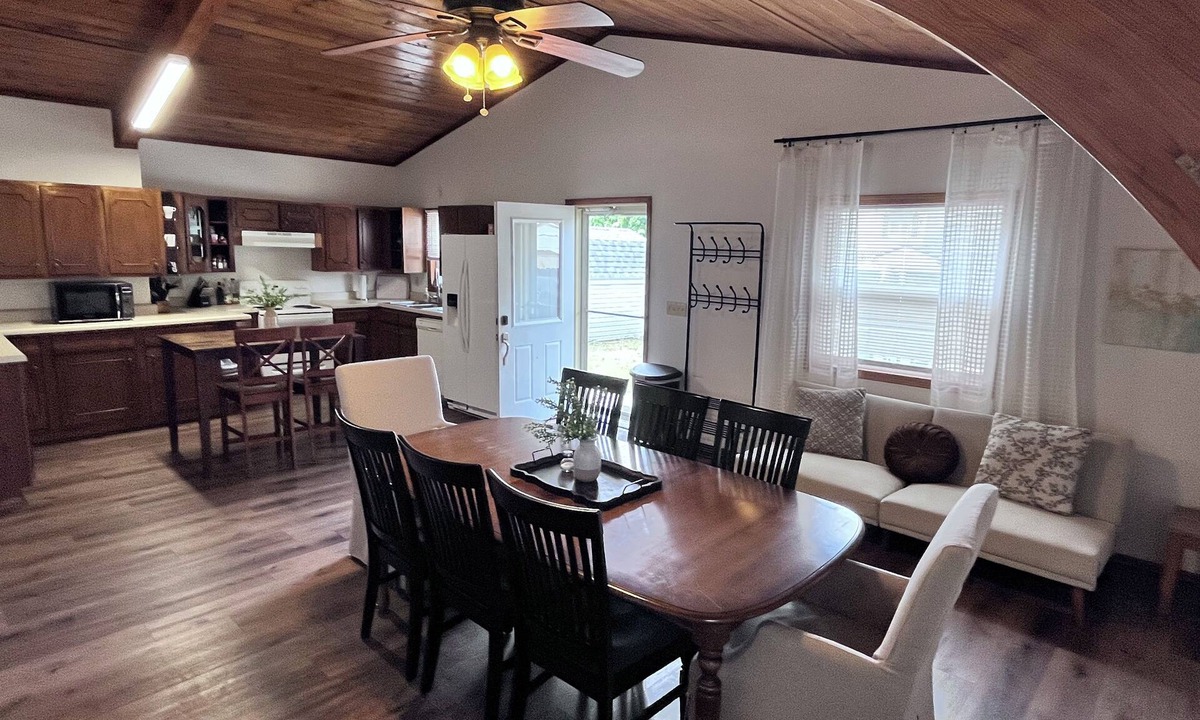 Kirksville House | TWO Kitchens, 12 guests, pets, 2 laundry
