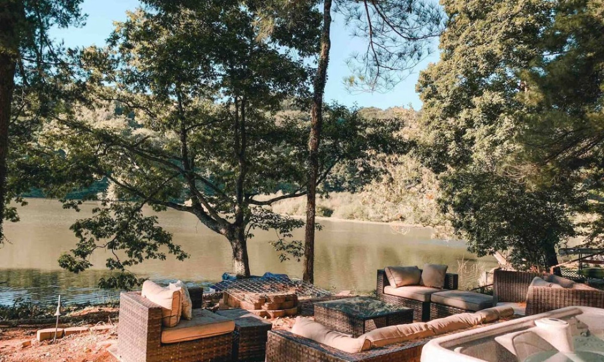 Martinsville Apartment | Two Lakefront Cabins Next Door