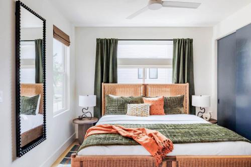 East MLK House | Two Luxury Austin Homes Hot Tubs & 10 Bedrooms