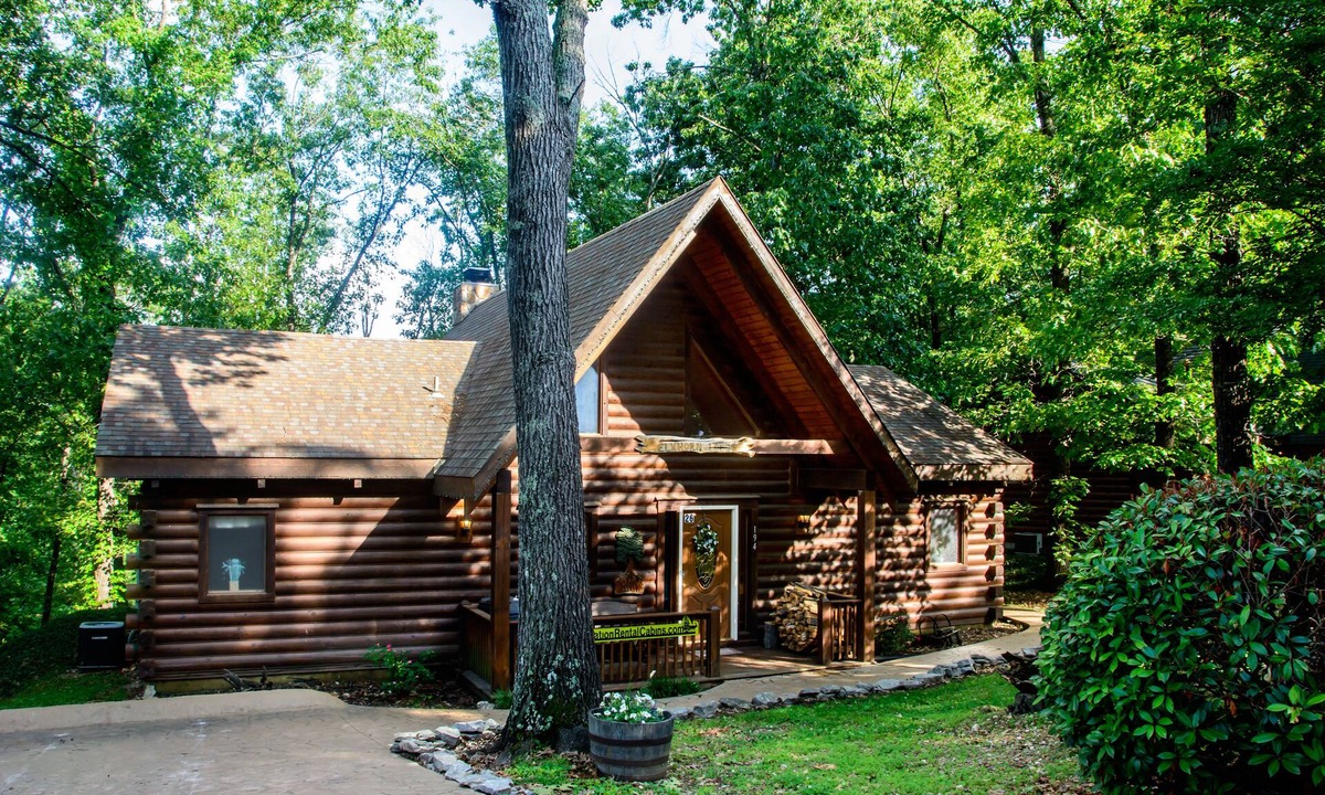 Branson Cedars Cabin | Two Master Suites, Great for 2 couples, Walking distance to Thunder Ridge Arena