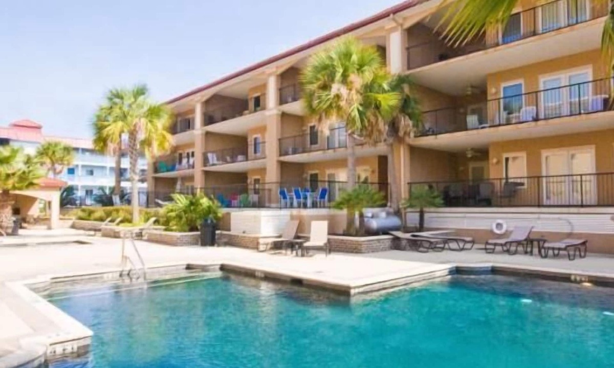 Tybee Island Cottage | Two Mermaids PETS 2 POOLS HOT TUB