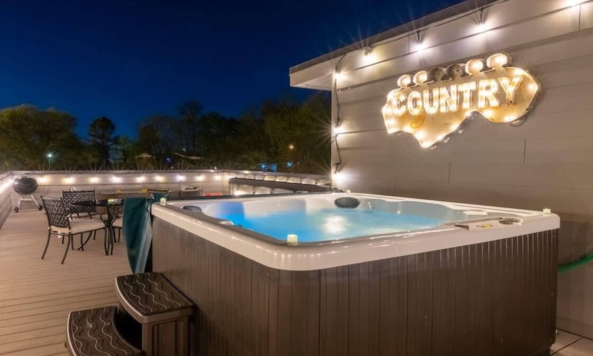 Berry Hill House | Two New Lux Homes! Rooftop + Hot Tub, Pool & Sauna