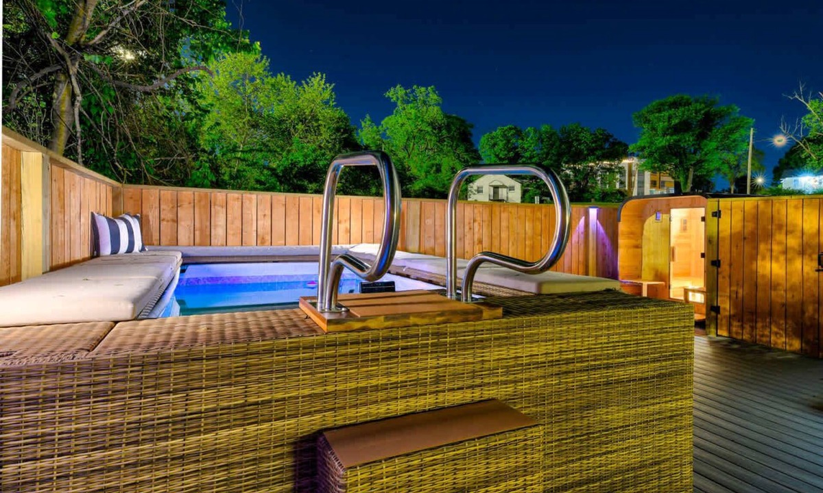 Berry Hill House | Two New Lux Homes! Rooftop + Hot Tub, Pool & Sauna