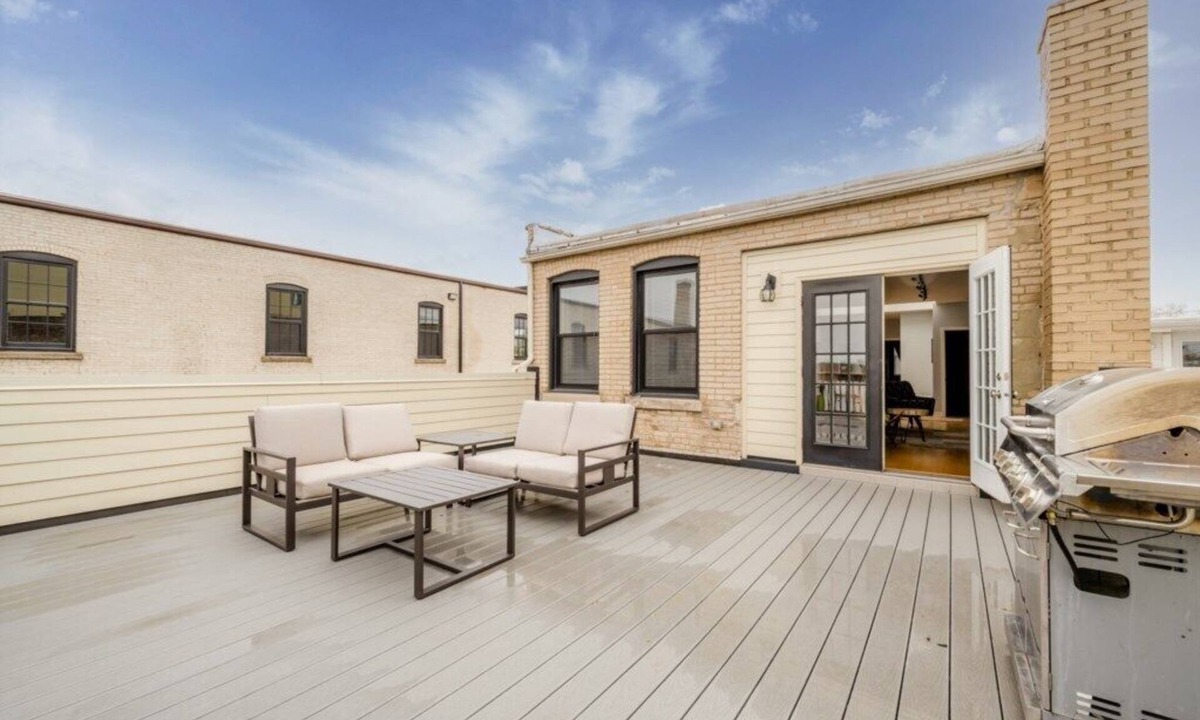 Three Oaks Apartment | (Two Night Minimum!) Three Oaks Charmer Right In Downtown!