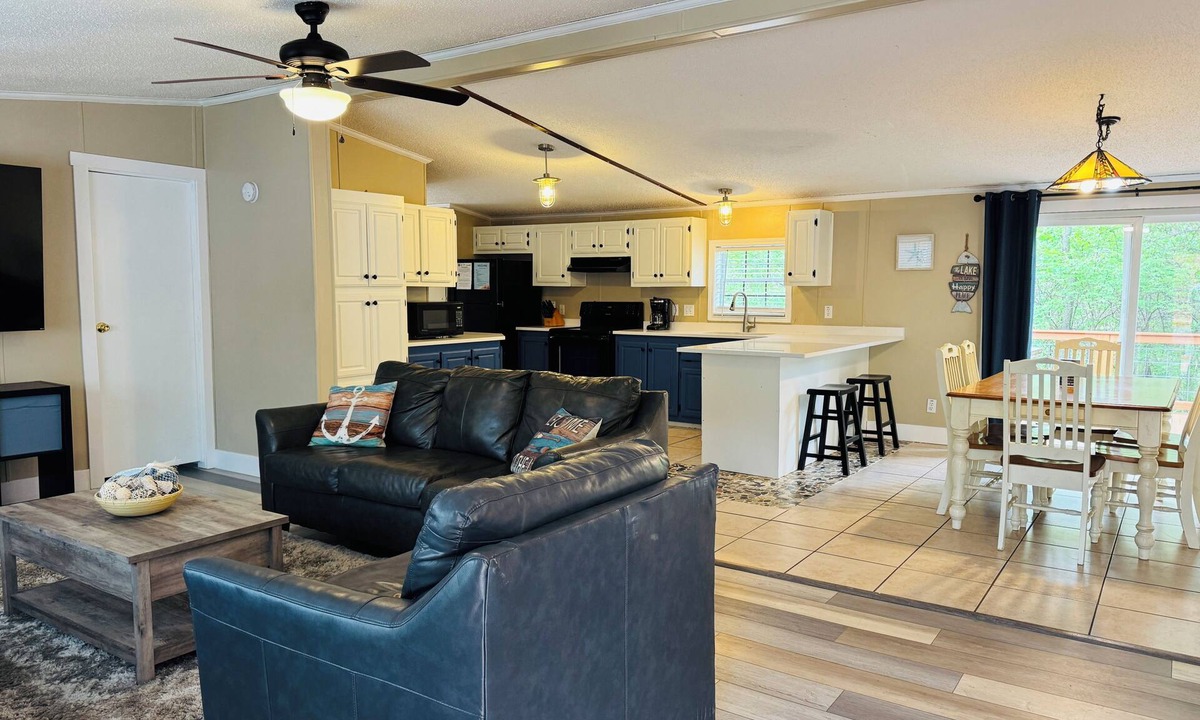 Put-in-Bay House | Two Parking Spots, Zero Hassle | 10 ppl | IC74