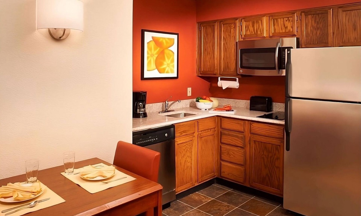 Waukegan Hotel | TWO Pet-friendly 2BR Suite with Full Kitchen! Free Breakfast, Swimming Pool