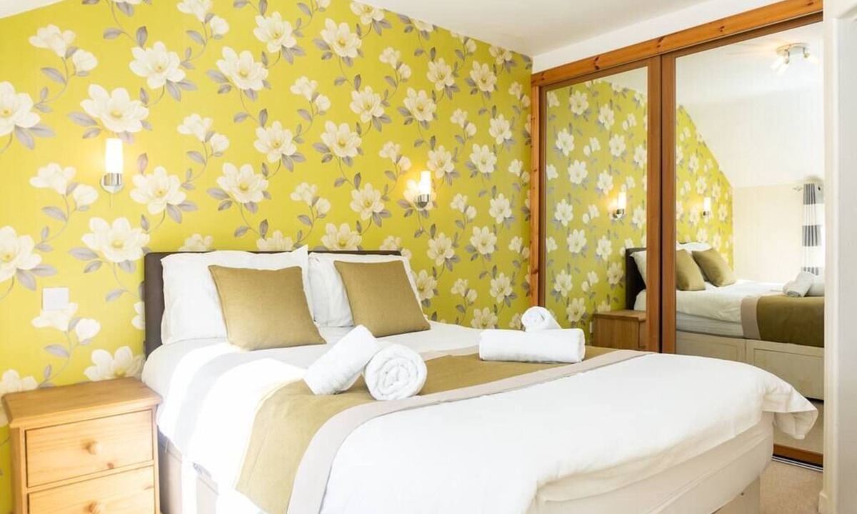 Brockworth Cottage | Two Pound Cottage - 3 Bed Home - Hot Tub