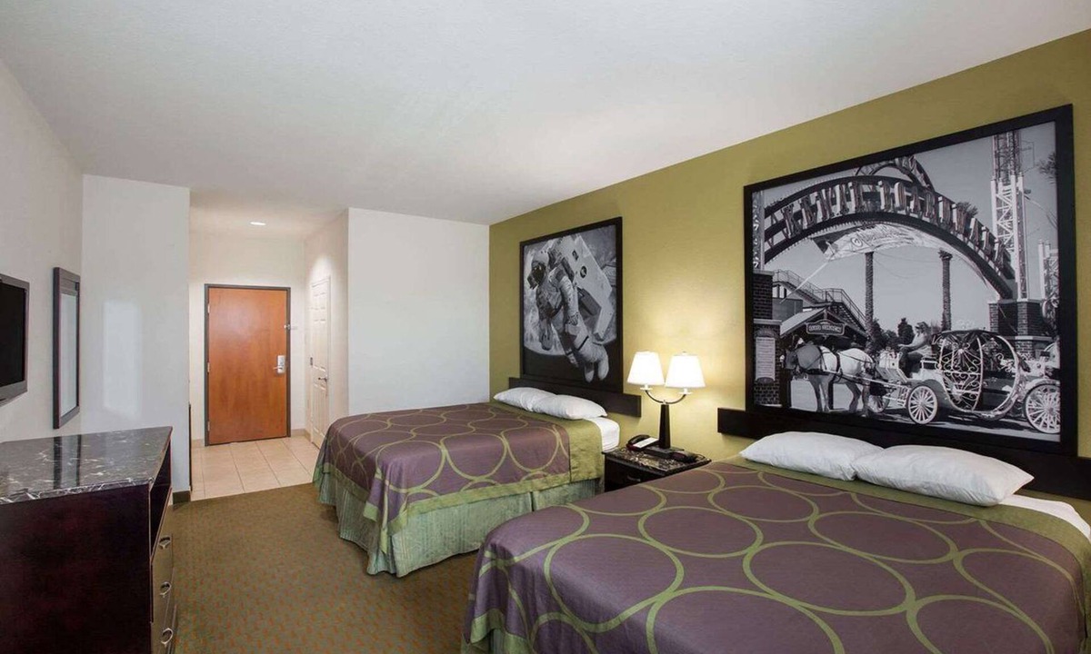 La Porte Hotel | Two Queen Beds Room, Scottish Inns, Guest Laundry, Complimentary Parking
