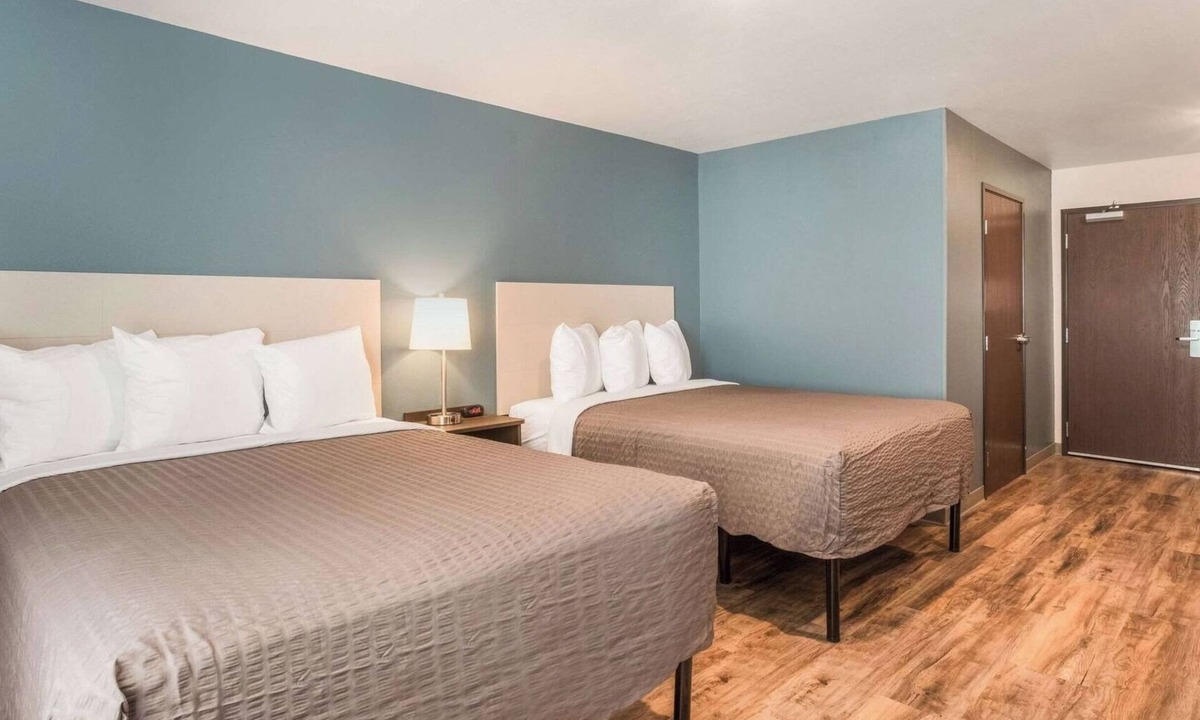 Newnan Hotel | Two Quiet, Secure and Easy-Access Room w/Kitchen