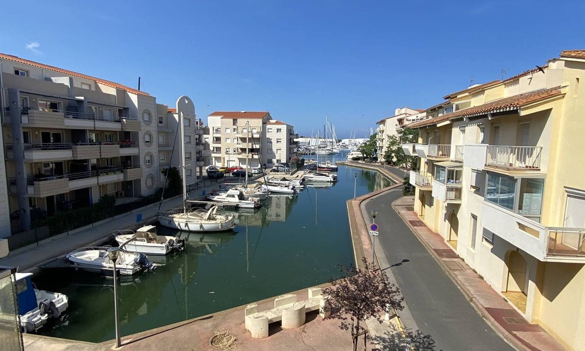 Le Port Apartment | Two-room apartment with balcony, BBQ and parking near the beach