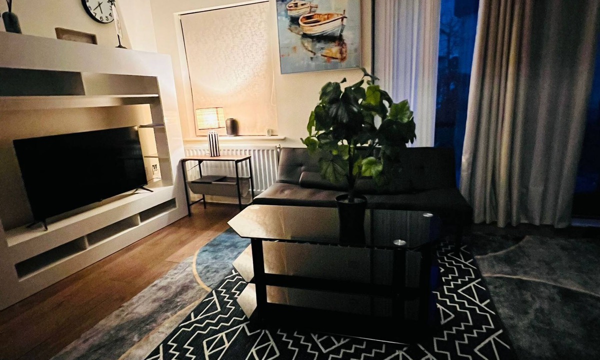 Thames House | Two Stay, Large Double Room, Sleeps 4