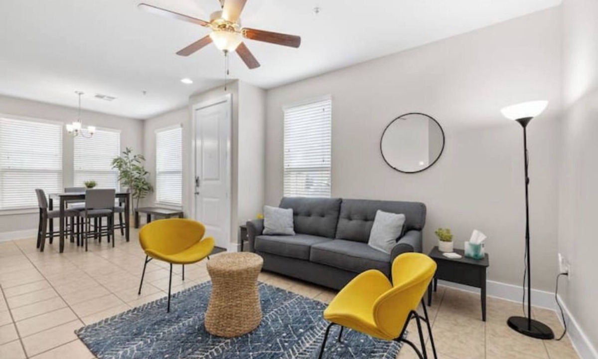 Georgetown House | Two Step Inn Stay: Cozy & Affordable 3BR with a Private Yard in East Georgetown!