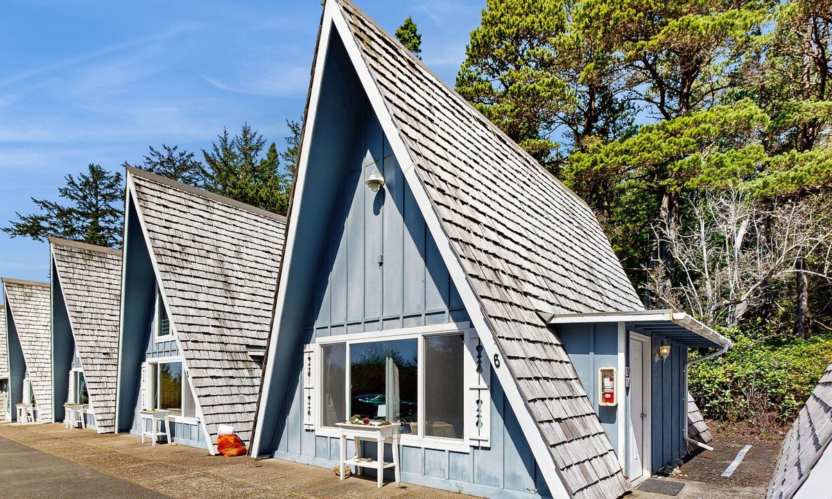 Otter Rock Ski Chalet | Two-Story A-Frame Loft with Easy Beach Access, WiFi, Full Kitchen