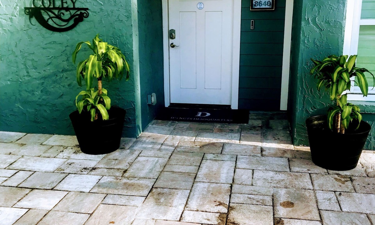 Jacksonville House | Two Story Beautiful Home with deck, large backyard & pool