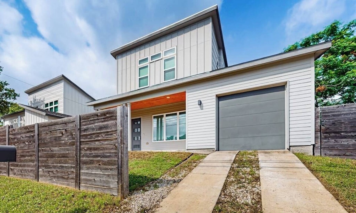 Foster Heights House | Two-story family-friendly house with private patio, WIFI, close to downtown